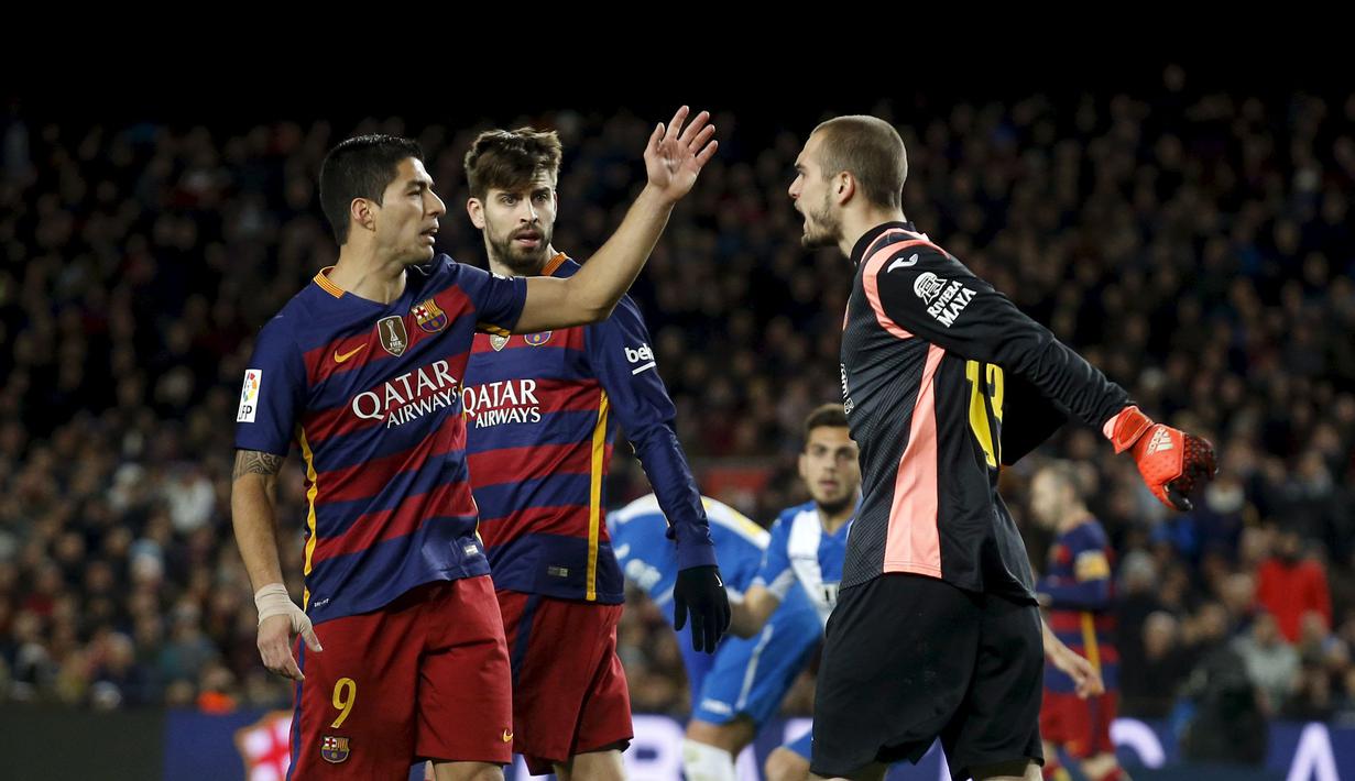 Pemain Barcelona, Luis Suarez (kiri) terlihat beradu mulut dengan Kiper Espanyol, Pau Lopez pada laga 16 besar Copa del Rey di Stadion Camp Nou, Barcelona, Kamis (7/1/2016) dini hari WIB.  (REUTERS/Albert Gea)
