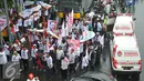 Para pendukung Cagub DKI Jakarta Ahok dan Djarot mengibarkan bendera saat berada di KPUD DKI Jakarta, Rabu, (21/9). Cagub DKI Jakarta Ahok-Djarot akan mendaftarkan diri ke KPU DKI. (Liputan6.com/Gempur M Surya)