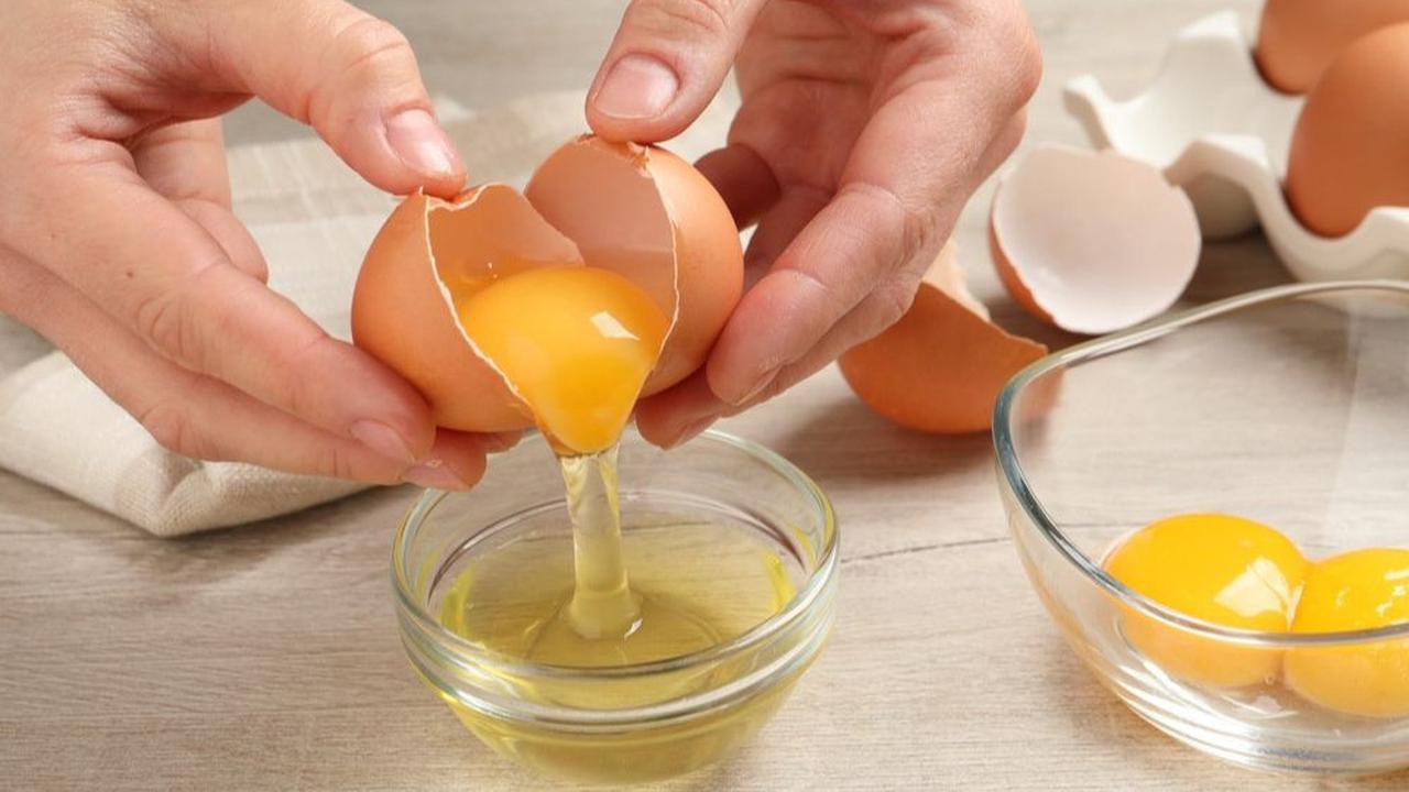 <b>Pisahkan Putih dan Kuning Telur</b>