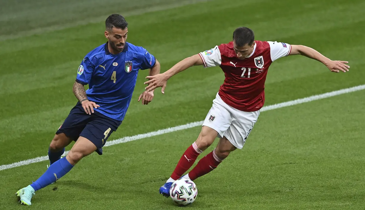 Pada 10 menit awal babak pertama, Austria lebih intens melakukan penguasaan bola dari pada Italia. Lewat umpan-umpan pendek mereka berhasil menekan Italia. Meski demikian Italia lebih mengancam lewat serangan balik cepat. (Foto: AP/Pool/Justin Tallis)