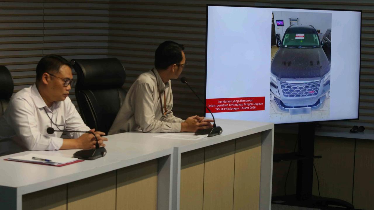 FOTO: KPK Tahan Bupati Pekalongan Fadia Arafiq Usai Operasi Tangkap Tangan