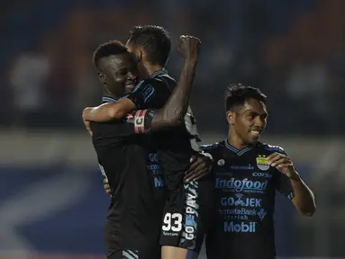 Selebrasi gol pemain Persib pada laga lanjutan Piala Presiden 2019 yang berlangsung di Stadion Si Jalak Harupat, Kabupaen Bandung, Selasa (12/3). Persib Menang 4-0 atas Perseru. (Bola.com/Yoppy Renato)