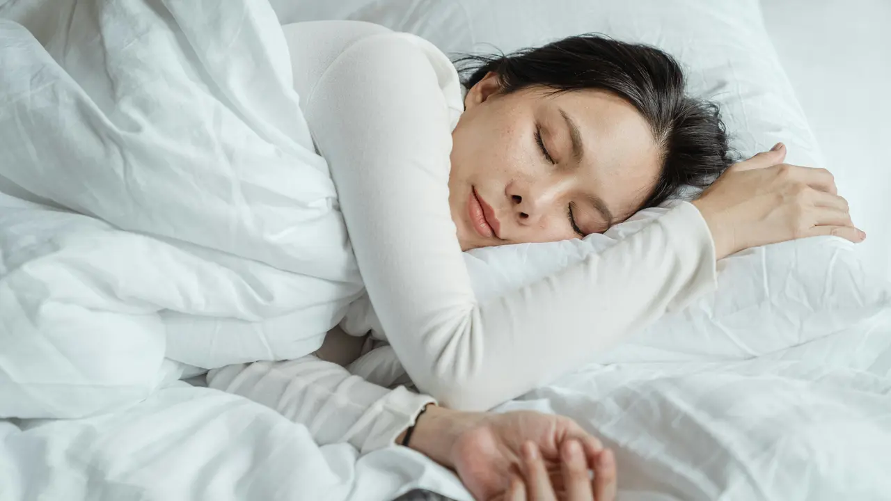 Ilustrasi perempuan tidur, bermimpi
