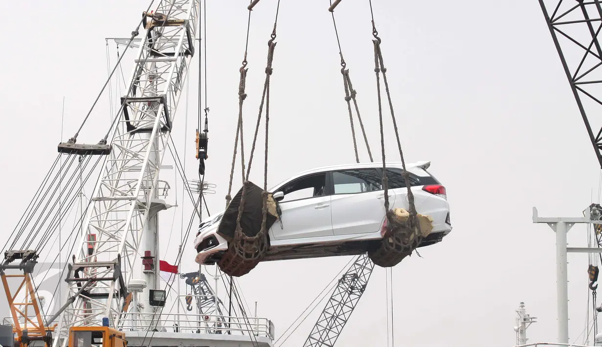 Suasana bongkar muat dan pengiriman mobil melalui jalur laut di Pelabuhan Sunda Kelapa Jakarta, Selasa (15/9). Pasar otomotif nasional periode Januari-Agustus 2015 menyusut 19,08% jika dibandingkan pada periode sama tahun lalu (Liputan6.com/Angga Yuniar)