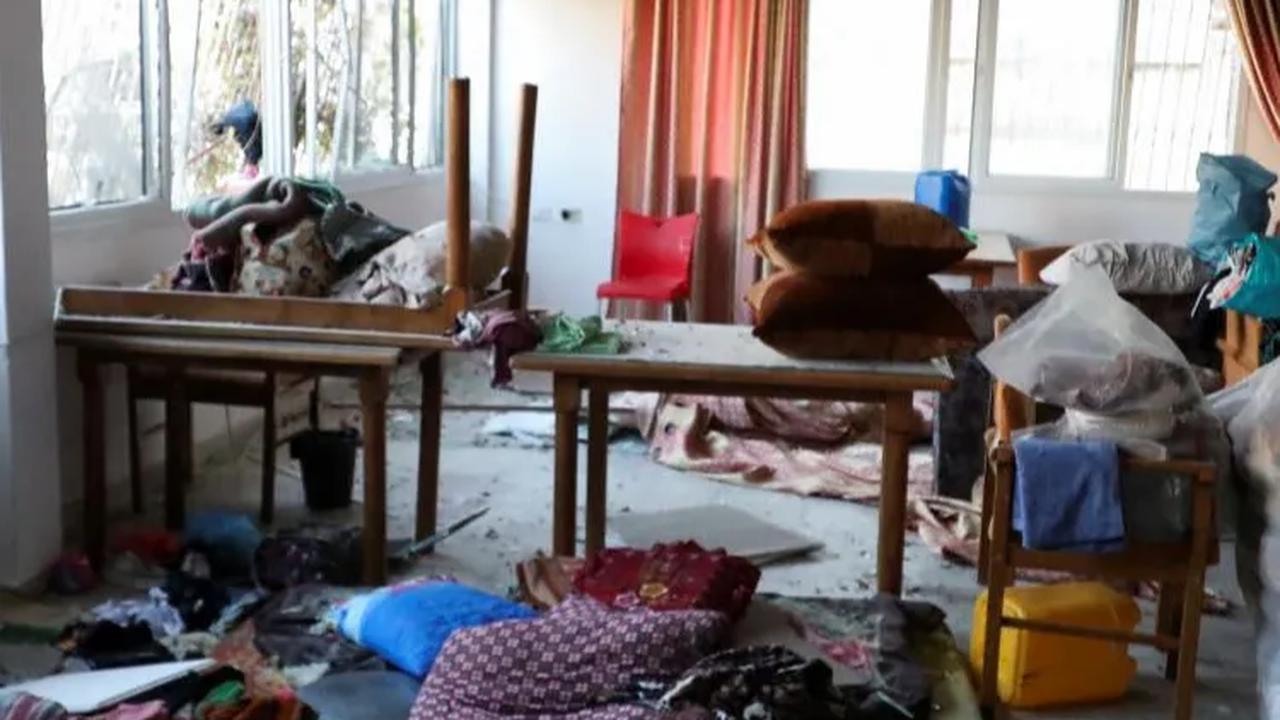 Bagian dalam rumah sakit Al-Ahli Arab di Gaza yang terlihat berantakan dengan kondisi plafonnya yang jebol usai serangan rudal Israel.