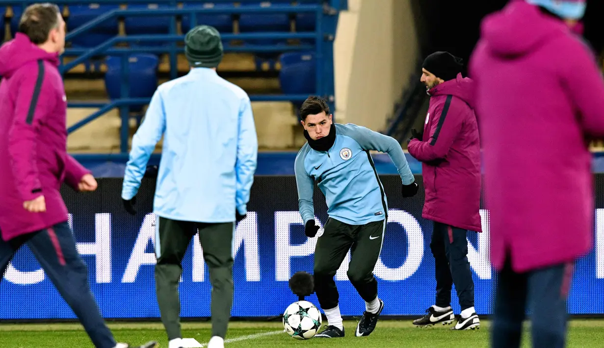 Para pemain Manchester City saat mengikuti sesi latihan jelang menghadapi Shakhtar Donetsk pada grup F Liga Champions. di Kharkiv, Ukraina (5/12). Pada pertandingan pertama City unggul 2-0. (AFP Photo/Genya Savilov)