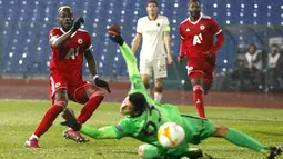 Penyerang CSKA Sofia, Ali Sowe mencetak gol ke gawang AS Roma pada laga pemungkas Grup A Liga Europa 2020/2021 di Vasil Levski, Jumat (11/12/2020) dini hari WIB. Roma menelan kekalahan dengan skor 1-3 dari CSKA Sofia. (AP Photo/Anton Uzunov)