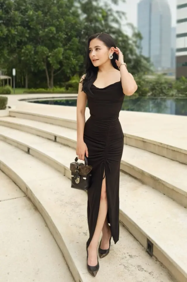 7 Inspirasi busana bernuansa hitam ala Prilly Latuconsina, tampil stylish walau bertubuh mungil