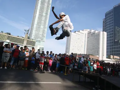 Seorang pria melompat tinggi menggunakan sepatu roda saat pelaksanaan HBKB di Jakarta, Minggu (12/3). Aksi dari olaharaga ektresm ini banyak menarik perhatian masyarakat pengunjung. (Liputan6.com/Immanuel Antonius)
