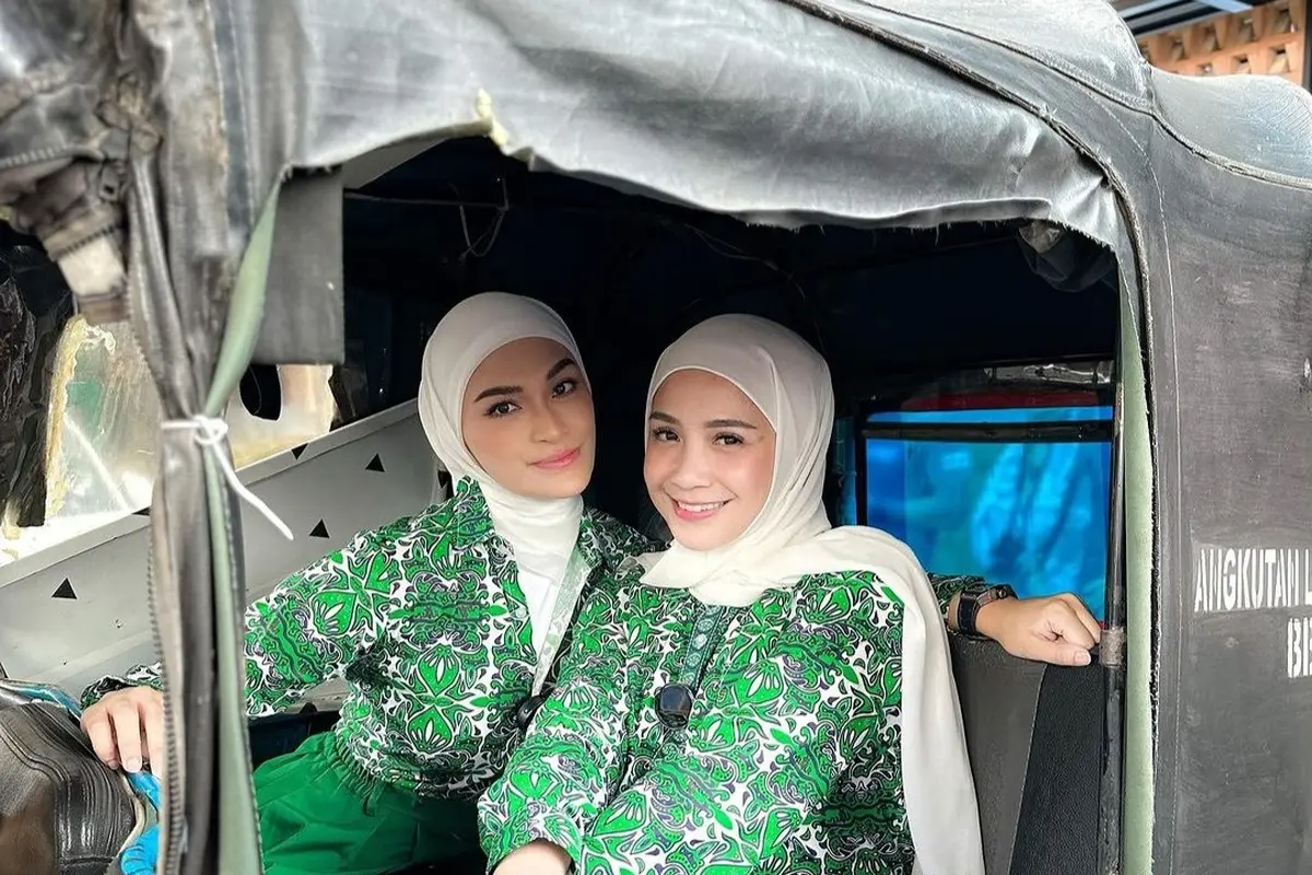 Nagita Slavina pakai baju batik sekolah