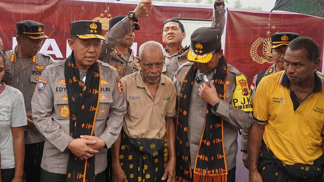 FOTO: Polri Salurkan Bantuan untuk Korban Banjir Bandang Mauponggo