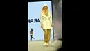 Model berjalan di atas catwalk memperagakan busana rancangan Jenahara pada ajang Indonesia Fashion Week 2015 di JCC Senayan, Jakarta, Kamis (28/2/2015). (Liputan6.com/Panji Diksana)