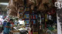 Seorang  pedagang menata beras dagangannya di pasar Kebayoran Lama, Jakarta, Senin (2/12/2019). Badan Pusat Statistik (BPS) mencatat angka inflasi sepanjang Januari-November 2019 sebesar 2,37 persen, lebih kecil ketimbang periode yang sama tahun lalu sebesar 2,50 persen. (Liputan6.com/Angga Yuniar)