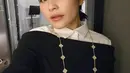 Bedanya, Prilly menambahkan sentuhan personal lewat pemilihan aksesori yang lebih minimalis dan palet warna yang lebih lembut. Ini bukan hanya sekadar duplikasi gaya, tapi juga bentuk penghormatan terhadap salah satu momen fashion paling berkesan di layar lebar.  [@prillylatuconsina96].
