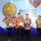 Tampak dalam gambar (tengah) Cuncun Wijaya, Corporate Secretary PT Modernland Realty Tbk. saat menerima penghargaan Anugerah Perusahaan Terbuka Indonesia III - 2016 (APTI-III-2016).