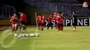 Sebelum memulai sesi latihan para pemain Timnas Laos U19 melakukan pemanasan di bawah arahan dari pelatih (Liputan6.com/Helmi Fithriansyah)