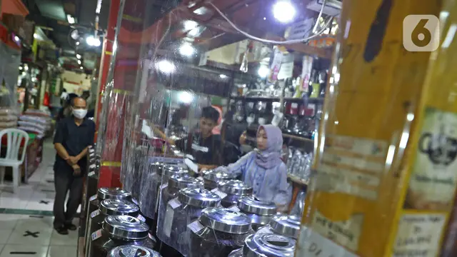 Terapkan Protokol Kesehatan, Begini Suasana Pasar Santa Jakarta