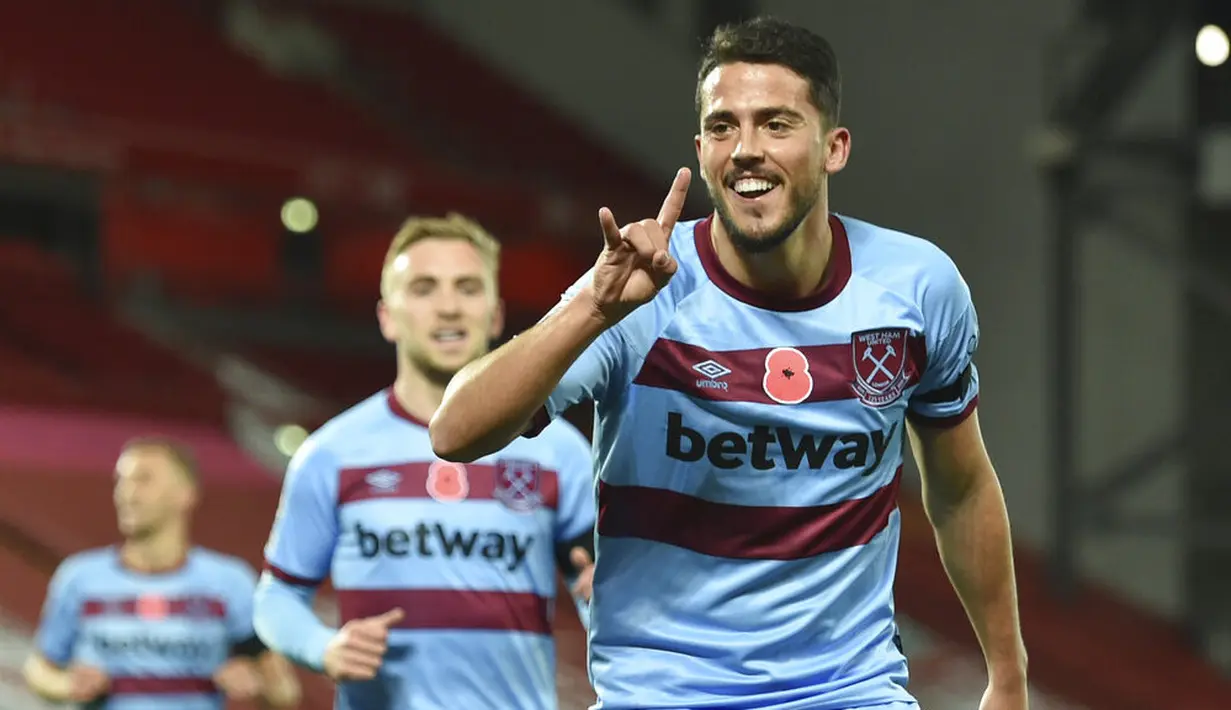 Pemain West Ham United, Pablo Fornals, melakukan selebrasi usai mencetak gol ke gawang Liverpool pada laga Liga Inggris di Stadion Anfield,  Minggu (1/11/2020). Liverpool menang dengan skor 2-1. (Peter Powell/Pool via AP)