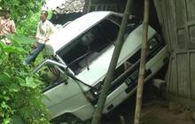 Jatuh dari tebing setinggi 4 meter, minibus hantam rumah warga