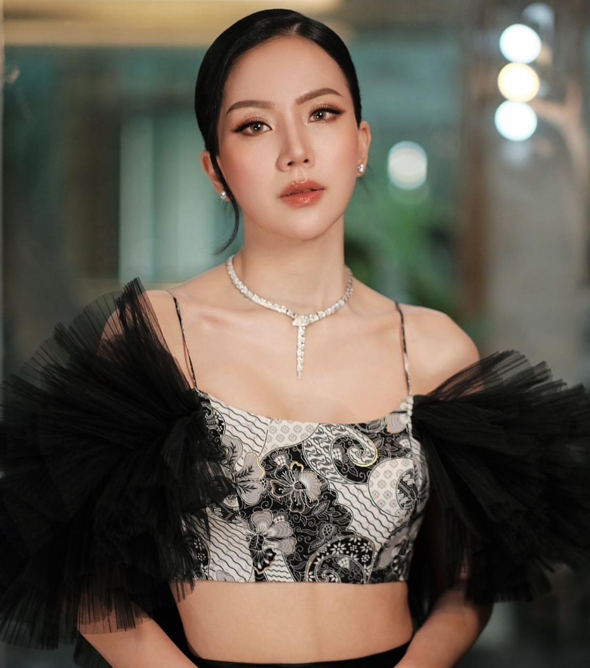 7 Potret Agnes Jennifer Tampil Stunning dengan Fashion Uniknya, Netizen: Gayung Lope Lewat