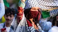 Bella Hadid tampil dengan gaya modis saat turun ke jalan bela Palestina (@bellahadid)