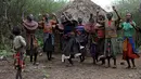 Wanita Pokot menari dalam perayaan hari sebelum upacara inisiasi untuk pemuda berlangsung di Baringo County, Kenya , (20/1). Mereka para prianya wajib membawakan hewan - hewan ternak untuk pasangannya bila ingin menikah. (REUTERS / Siegfried Modola)