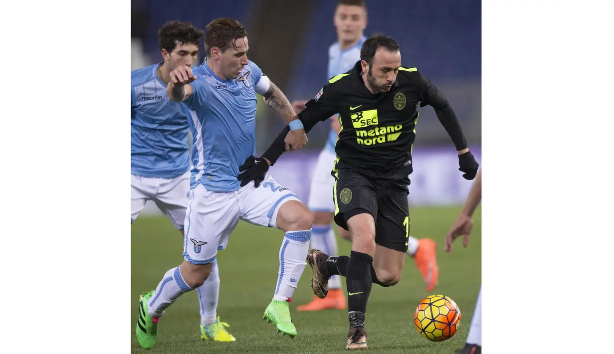 Pemain Lazio, Lucas Biglia (kiri) berebut bola dengan pemain Hellas Verona,  Giampaolo Pazzini (kanan) pada lanjutan Liga Italia Serie A di Stadion Olimpico; Roma; Italia; Jumat(12/2/2016) dini hari WIB. (EPA/Claudio Peri)