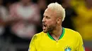 <p>Pemain Brasil Neymar melakukan selebrasi usai mencetak gol ke gawang Kroasia pada pertandingan sepak bola perempat final Piala Dunia 2022 di Stadion Education City, Al Rayyan, Qatar, 9 Desember 2022. Dikenal kerap ganti gaya rambut, untuk Piala Dunia 2022 Neymar mengecat pirang rambut hitamnya. (AP Photo/Martin Meissner)</p>