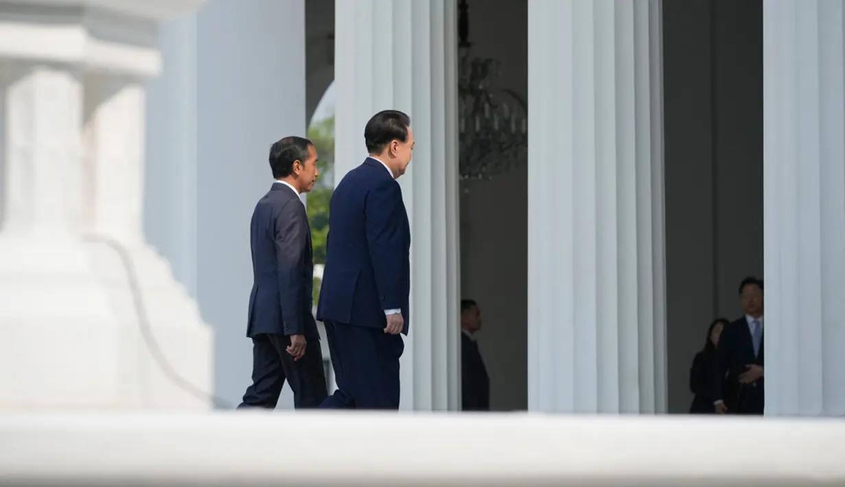 Di dalam Istana Merdeka, Jokowi dan Yoon Suk Yeol serta para delegasi kedua negara melakukan pertemuan bilateral. (AP Photo/Achmad Ibrahim)