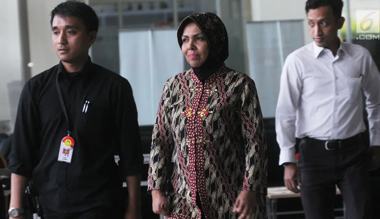 Wakil Ketua Umum Partai Demokrat, Nurhayati Ali Assegaf seusai menjalani pemeriksaan di gedung KPK, Jakarta, Selasa (26/6). Nurhayati diperiksa sebagai saksi untuk tersangka Made Oka Masagung dan Irvanto Hendra Pambudi Cahyo. (Merdeka.com/Dwi Narwoko)