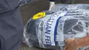 Polisi federal memindahkan paket kokain yang berhasil disita dari sebuah yacht di Sydney, Senin (6/2). Penyitaan kokain lebih dari 1 ton ini merupakan yang terbesar ditemukan dalam operasi narkoba oleh Australia. (STR/Australian Federal Police/AFP)