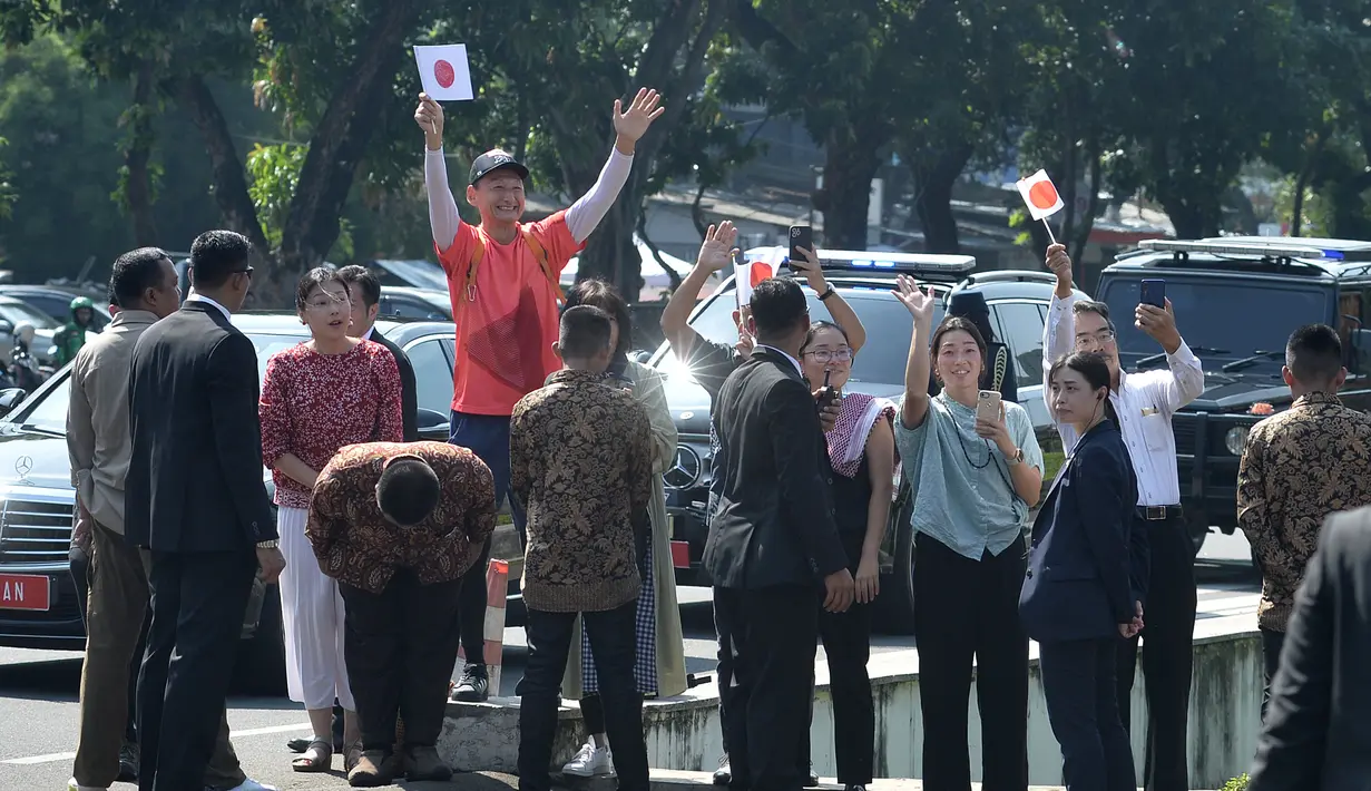 Warga Jepang yang tinggal di Indonesia memberikan penyambutan kepada Kaisar Naruhito dan Permaisuri Masako seusai mengunjungi TMP Kalibata, Jakarta, Selasa (20/6/2023). (Republika/POOL/Edwin Putranto)