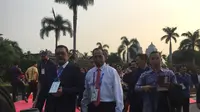 Menteri Perhubungan Budi Karya Sumadi tiba di SUGBK, Jakarta untuk menyaksikan pembukaan Asian Games 2018, Sabtu (18/8/2018). (Liputan6.com/Lizsa Egeham)