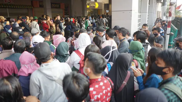FOTO: Antrean Penumpang Mengular di Stasiun Citayam