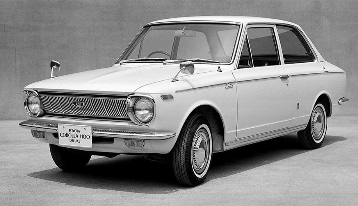 Toyota Corolla generasi pertama berkode KE10 lahir pada tahun 1967 di Jepang sebagai sebuah medium sedan. Mesin yang digunakan berkapasitas 1.100cc inline-4 dengan dua pilihan transmisi manual 4-percepatan dan otomatis 2-percepatan. (Source: global.toyota)