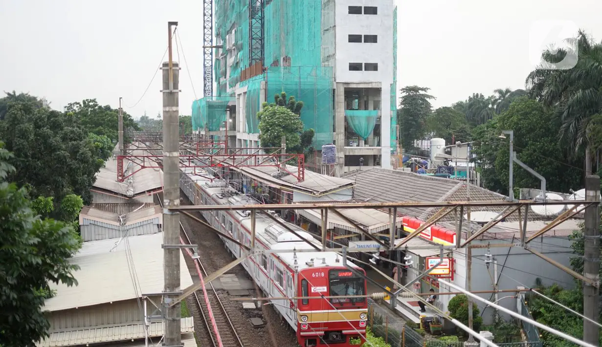 Suasana proyek pembangunan Apartemen Mahata Tanjung Barat di sekitar Stasiun Tanjung Barat, Jakarta, Kamis (30/1/2020). Apartemen Mahata Tanjung Barat dibangun di atas lahan seluas 15.244 meter persegi dan akan memiliki hunian sebanyak 1.216 unit. (Liputan6.com/Immanuel Antonius)