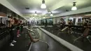 Binaragawan Yordania, Dana Sombouloglu berlatih dengan temannya di gym kota Amman 29 Januari 2020. Sombouloglu berupaya mematahkan anggapan masyarakat umum Yordania bahwa perempuan tidak boleh melakukan olah raga binaraga karena alasan budaya dan agama di negaranya. (AFP/Khalil Mazraawi)