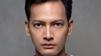 Fedi Nuril membuka 2025 dengan film baru, yakni 1 Imam 2 Makmum. Diproduksi BASE Entertainment, film ini tayang di bioskop mulai 16 Januari 2025. (Foto: Dok. Instagram @fedinuril)