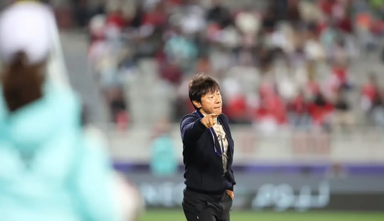 Shin Tae Yong, pelatih asal Korea Selatan, kerap menjadi sorotan saat memimpin timnya di lapangan. Gaya khasnya yang penuh semangat dengan gestur tangan dinamis sering mencuri perhatian publik. Ekspresinya yang serius saat memberi instruksi menegaskan betapa besar dedikasinya untuk skuad Garuda. (Liputan6.com/IG/@shintaeyong7777)
