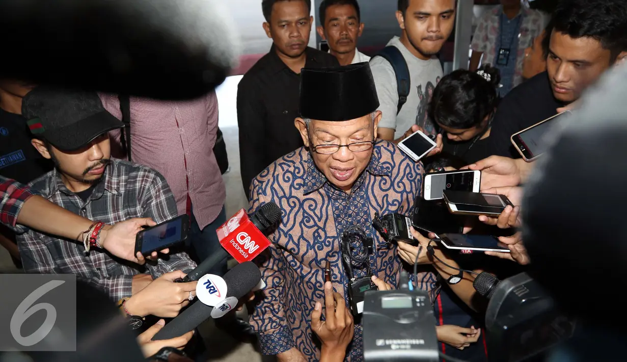 Ketua Badan Anggota Kehormatan DPD, AM Fatwa memberikan keterangan saat tiba di Gedung DPR RI, Jakarta, Sabtu (17/9). Dalam Keterangannya AM Fatwa dan anggotanya akan membuat Tim Pencari Fakta dalam tertangkapnya Irman Gusman. (Liputan6.com/Helmi Afandi)