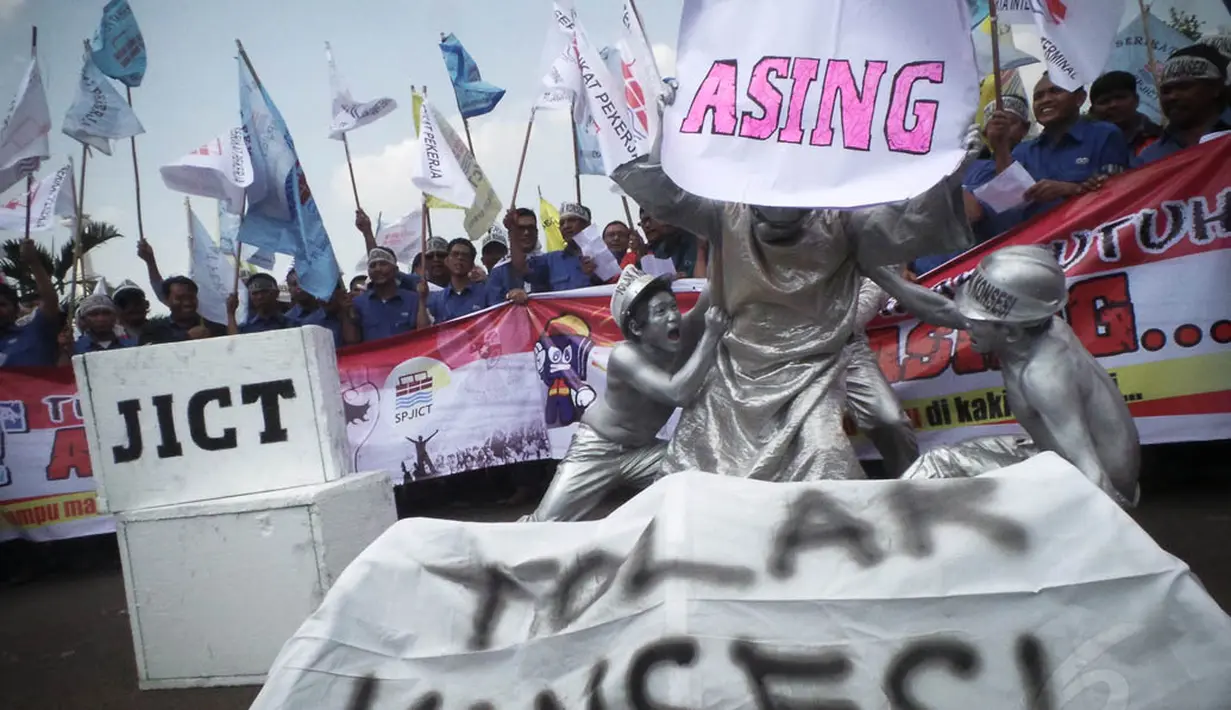 Massa juga melakukan aksi teatrikal saat melakukan unjuk rasa di depan Istana Negara, Jakarta, Kamis (7/8/14). (Liputan6.com/Faizal Fanani)