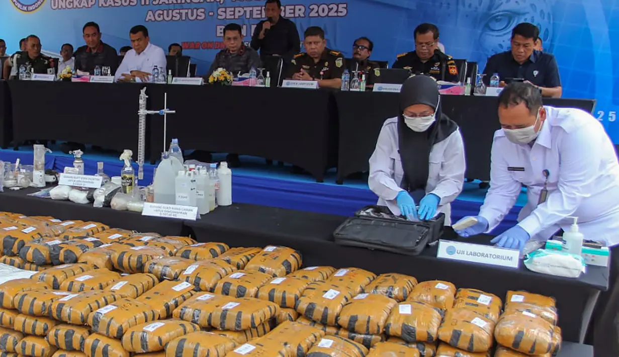 Badan Narkotika Nasional (BNN) membongkar 11 jaringan pengedar narkoba dengan 53 tersangka di sejumlah wilayah di Indonesia. (merdeka.com/Arie Basuki)