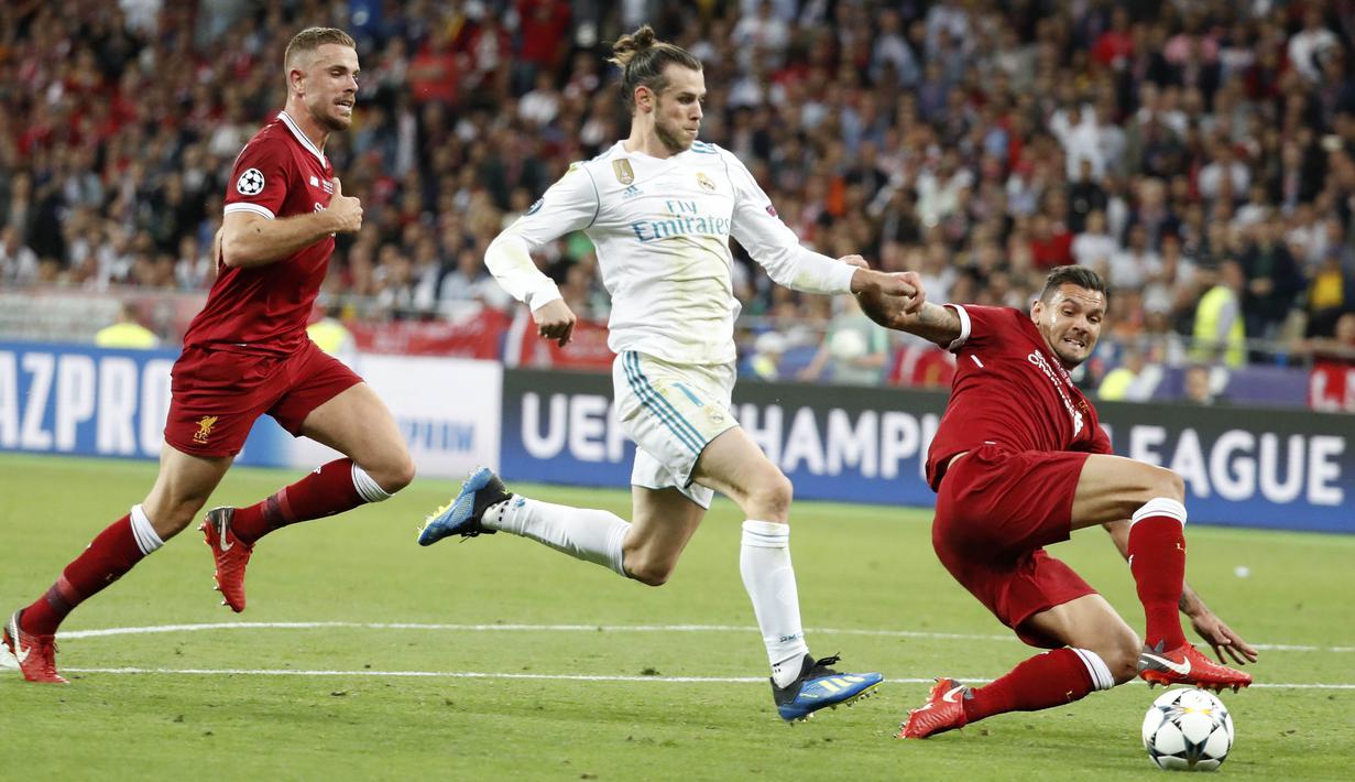 Penyerang Real Madrid, Gareth Bale, berusaha melewati bek Liverpool pada laga final Liga Champions di Stadion NSC Olimpiyskiy, Kiev, Minggu (27/5/2018). Real Madrid menang 3-1 atas Liverpool. (AP/Pavel Golovkin)