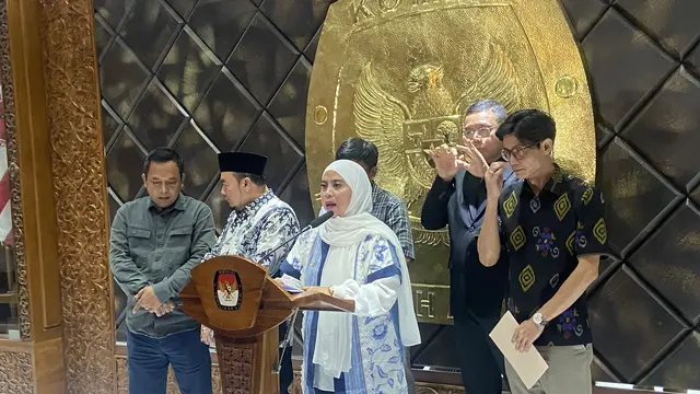 Anggota Komisi Pemilihan Umum (KPU) Betty Epsilon Idroos dan komisioner KPU lainnya saat memberikan keterangan pers. (Liputan6.com/Muhammad Radityo Priyasmoro)