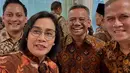 Lewat akun Instagramnya, Sri Mulyani berbagi foto selfie bareng tiga wakilnya. Tampak ketiganya tampil kompak kenakan batik berwarna coklat dengan ragam motif yang menawan. [@smindrawati].