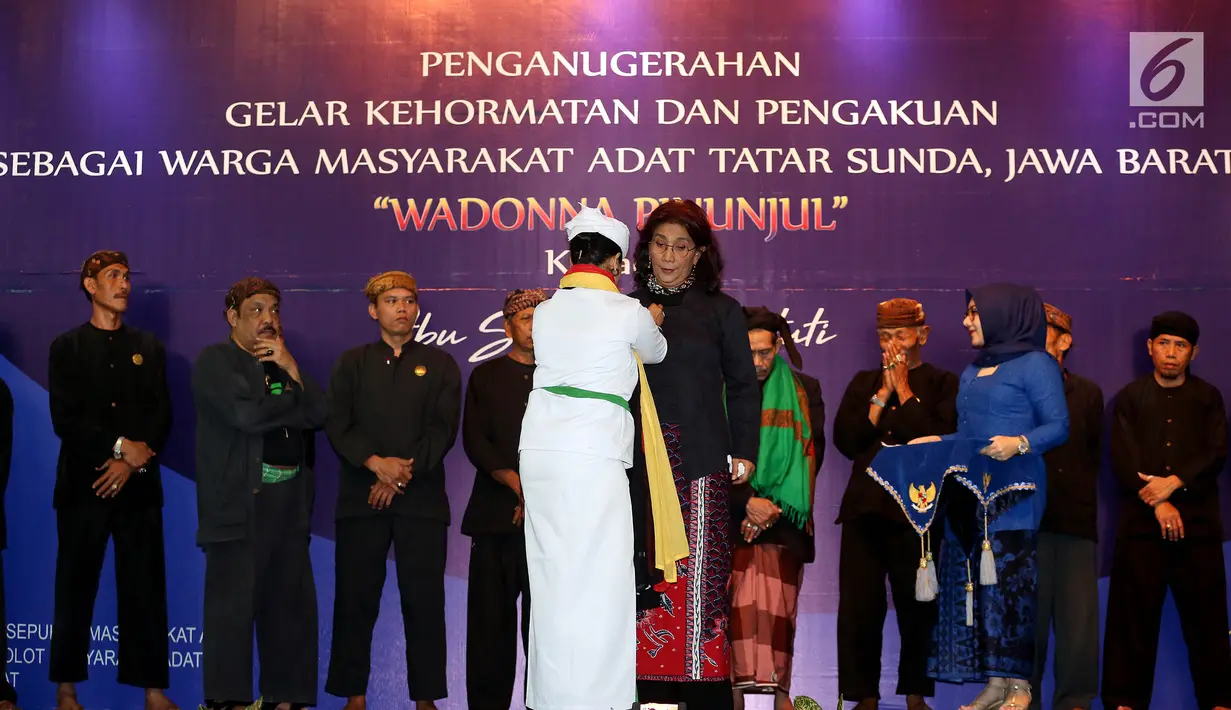 Menteri Kelautan dan Perikanan Susi Pudjiastuti dipakaikan baju adat oleh Masyarakat Adat Jawa Barat di Jakarta, Rabu (19/3). Susi Pudjiastuti mendapat gelar Wadonna Pinunjul dari Dewan Kasepuhan Masyarakat Adat Jawa Barat. (Liputan6.com/Johan Tallo)