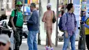 Seorang nudis berjalan melewati kerumunan orang saat mengikuti acara Nude Love Parade di San Francisco, California, AS, Minggu (17/3). Nudis adalah sebutan bagi mereka yang menjalankan tradisi telanjang. (Josh Edelson/AFP)