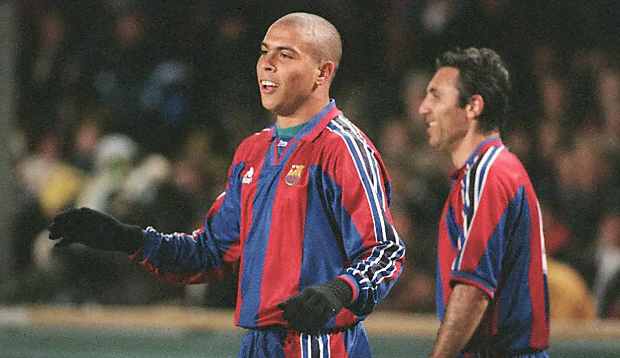 Selebrasi striker Barcelona, Ronaldo setelah menjebol gawang AIK Stockholm pada laga perempatfinal Piala Winners 1996/1997 di Rasunda Stadium, Stockholm (20/3/1997). Setelah membela PSV Eindhoven selama 2 musim, striker Brasil Ronaldo Nazario hijrah ke Barcelona pada awal musim 1996/1997. Ia langsung tampil moncer di musim pertama sekaligus musim terakhirnya dan menjadi top skor Liga Spanyol dengan mencetak total 34 gol dan 9 assist dari 37 laga. (AFP/Scanpix Sweden/Hans T Dahlskog)