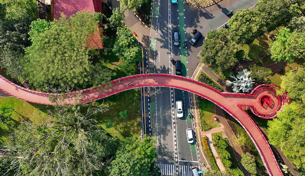 Taman ini dibangun di atas lahan seluas 5,5 hektare melalui penggabungan tiga taman yang telah ada sebelumnya, yaitu Taman Langsat, Taman Ayodia, dan Taman Leuser. Tampak foto udara memperlihatkan suasana Taman Bendera Pusaka, Kebayoran Baru, Jakarta, Rabu (1/4/2026). (merdeka.com/Arie Basuki)