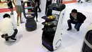 Robot mendemonstrasikan pengiriman makanan dalam Konferensi Robot Dunia 2019 di Beijing, China, Selasa (20/8/2019). (WANG Zhao/AFP)
